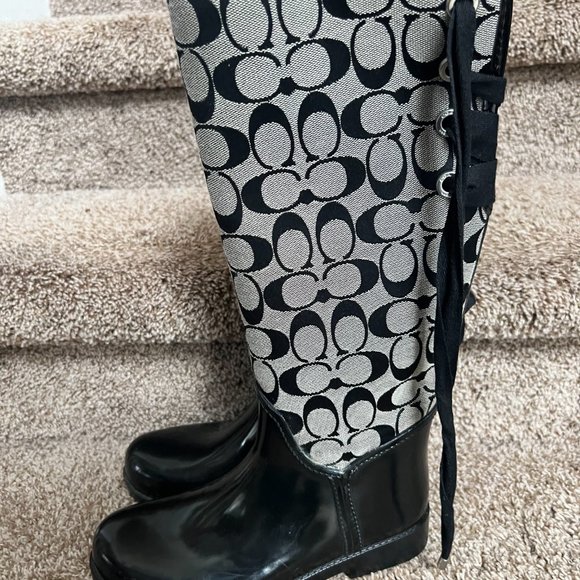 Coach Women's Monogram Canvas Boots and Handbag Lot - Picture 7 of 16